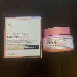 It Confidence in a Cream Rosy Tone